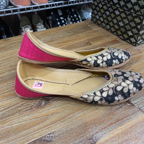 Silk Floral Embroidered Juttis - Picture 7 of 7